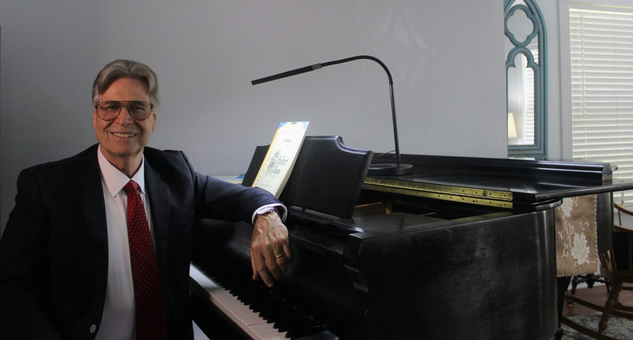 JTW at piano suit-1f894f3